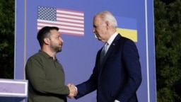 Tổng thống Mỹ Joe Biden và Tổng thống Ukraine Volodymyr Zelenskyy bắt tay vào ngày ký thỏa thuận an ninh mới giữa Mỹ và Ukraine, tại Fasano, Ý, ngày 13 tháng 6 năm 2024.