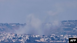 Esta fotografía tomada desde el norte de Israel muestra columnas de humo durante el bombardeo israelí de la aldea de Khiam, en la frontera sur del Líbano, el 6 de agosto de 2024.