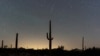 Sebuah meteor tampak melintas di langit malam hari saat hujan meteor tahunan Geminid di dekat kota perbatasan AS-Meksiko di Lukeville, Arizona, 14 Desember 2023. (Reuters)&nbsp;