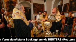 Minyak dari Bukit Zaitun dicampur untuk membuat Minyak Krisma, sebagai persiapan penobatan Raja Charles Inggris pada 6 Mei, di Yerusalem, 3 Maret 2023. (Foto: Patriarkat Yerusalem/Istana Buckingham via REUTERS)