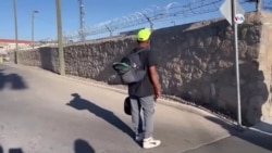Migrante se entrega a las autoridades fronterizas de EEUU
