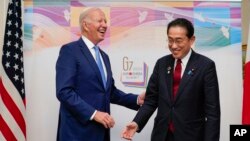 拜登總統2023年5月18日抵達日本出席“七國集團”（G-7)峰會。峰會召開前拜登總統和日本首相岸田文雄交談甚歡。