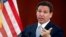ARCHIVO - El gobernador de Florida, Ron DeSantis, responde preguntas el 7 de marzo de 2023 en el capitolio estatal en Tallahassee, Florida, EEUU.