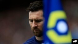 Lionel Messi dari PSG bereaksi di tengah laga Liga Satu Prancis antara Paris Saint-Germain dan Lorient, di stadion Parc des Princes di Paris, Minggu, 30 April 2023. (Foto: AP/Aurelien Morissard)