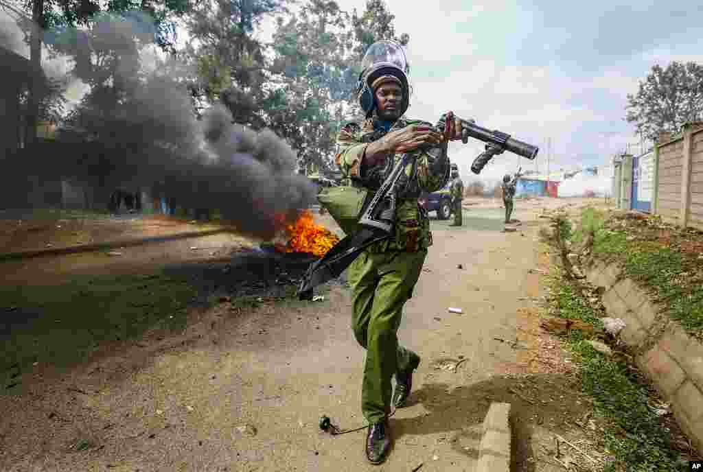 A riot policeman reloads a teargas grenade launcher during clashes with protesters in the Kibera area of Nairobi, Kenya July 19, 2023.&nbsp;