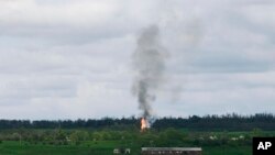 El fuego y el humo se elevan después de un bombardeo de artillería cerca de Bájmut, una ciudad del este donde se han librado feroces batallas entre las fuerzas ucranianas y rusas, en la región de Donetsk, Ucrania, el sábado 29 de abril de 2023. (Foto AP/Libkos)