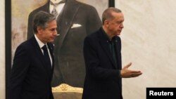 আঙ্কারার এসেনবোগা বিমানবন্দরে তুরস্কের প্রেসিডেন্ট রিসেপ তাইয়্যেপ এরদোয়ান (বামে) এবং যুক্তরাষ্ট্রের পররাষ্ট্রমন্ত্রী অ্যান্টনি ব্লিংকেন। ২০ ফেব্রুয়ারি, ২০২৩।