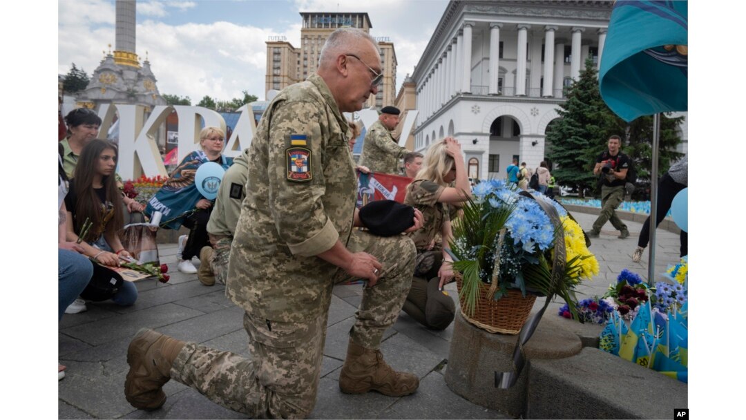 Orang-orang meletakkan bunga untuk mengenang tentara yang tewas dalam perang dengan Rusia di Lapangan Kemerdekaan di Kyiv, Ukraina, 23 Mei 2024. (AP Photo/Efrem Lukatsky)