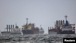 资料照片：在土耳其伊斯坦布尔的博斯普鲁斯海峡按照黑海谷物倡议等待检查的轮船。(2023年12月11日)