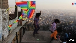 Dos niñas juegan en las faldas de un cerro del distrito de Villa María del Triunfo en Lima. [Cortesía: Delia Esperanza]
