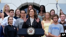 Wakil Presiden Kamala Harris berpidato dari Halaman Selatan Gedung Putih di Washington, 22 Juli 2024, dalam acara bersama atlet perguruan tinggi NCAA. Ini adalah penampilan publik pertamanya sejak Presiden Joe Biden mendukungnya menjadi capres Partai Demokrat. (Susan Walsh/AP)