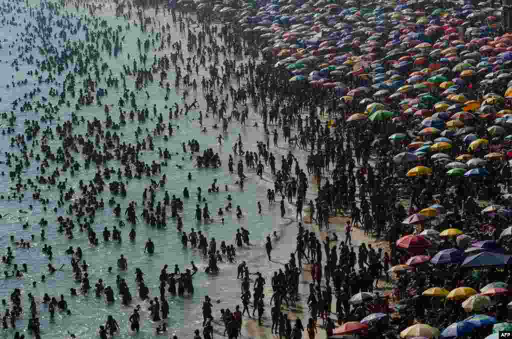 Sunbathers crowd Macumba beach during a heat wave, in the west zone of Rio de Janeiro, on Sept. 24, 2023.