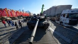 Tank Leopard 2A6 buatan Jerman, yang telah dirampas oleh pasukan Rusia dalam perang di Ukraina, ditampilkan dalam sebuah pameran militer di Moskow, pada 1 Mei 2024. (Foto: AP/Alexander Zemlianichenko)