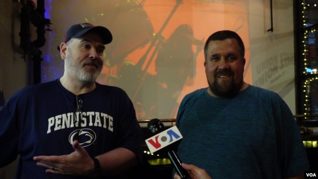 Matt dan Mooney dari Ashburn, Virginia mengenal Voice of Baceprot saat membuat video reaksi di acara podcast mereka "Subfacts" (dok: VOA)