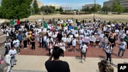 미국 오클라호마주 의사당 앞에서 지난달 23일 새로운 이민법에 반대하는 시위가 열리고 있다.