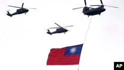 资料照片: 2024年5月20日台湾总统赖清德就职典礼期间，直升机载着台湾国旗飞过台北