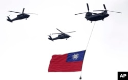 Helikopter terbang di atas bendera nasional Taiwan selama upacara pelantikan Presiden Taiwan Lai Ching-te di Taipei pada 20 Mei 2024. (Foto: AP)