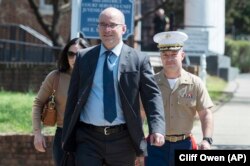 Mayor Marinir Joshua Mast dan istrinya, Stephanie, tiba di Pengadilan Sirkuit bersama pengacara yang juga kakak, Richard Mast, di Charlottesville, Kamis, 30 Maret 2023. (Foto: Cliff Owen/AP Photo)