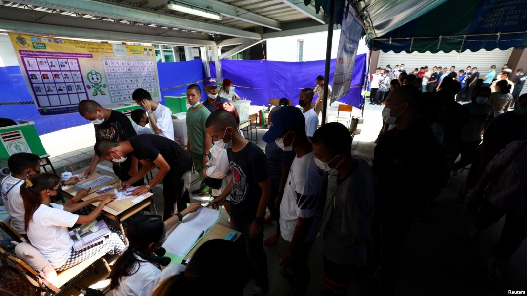 Para pemilih antre untuk memasukan suara di sebuah tempat pemungutan suara (TPS) di Bangkok, Thailand, Minggu, 14 Mei 2023. (Foto: Athit Perawongmetha/Reuters)