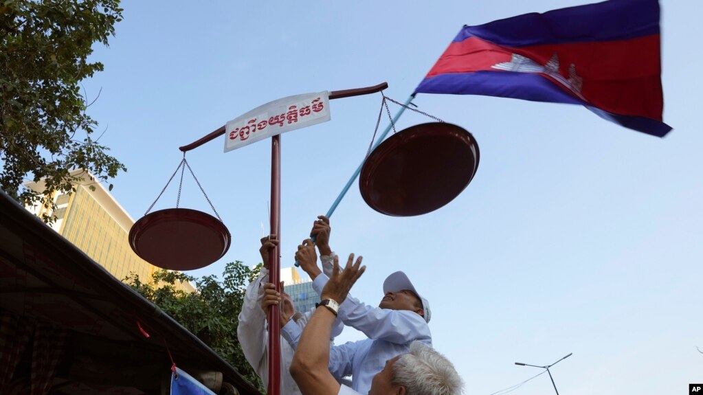 រូបឯកសារ៖ សកម្មជនសិទ្ធិមនុស្សរៀបចំតាំងជញ្ជីងយុត្តិធម៌ ក្នុងកម្មវិធីដើរហែក្បួនមួយដើម្បីអបអរសាទរខួប៧៥ឆ្នាំនៃទិវាសិទ្ធិមនុស្សអន្តរជាតិ នៅរាជធានីភ្នំពេញ កាលពីថ្ងៃទី១០ ខែធ្នូ ឆ្នាំ២០២៣។