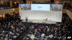 乌克兰总统泽连斯基在慕尼黑安全会议上发表视频连线讲话。（2023年2月17日）