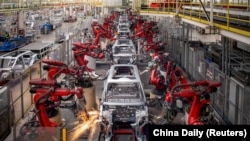 中国浙江金华零跑科技有限公司生产智能电动汽车车间里的机器臂。（2023年4月26日）