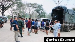  ထွက်ပြေးလာတဲ့ စစ်သား ၄၈ ဦး မြန်မာပြည်ပြန်ပို့နေစဉ် (မတ် ၂၂၊ ၂၀၂၄) (Photo-ထိုင်းစစ်တပ်)