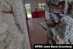 Sebuah sekolah dasar rusak berat akibat terjadinya fenomena pergerakan tanah di Desa Cibedug, Kecamatan Rongga, Kabupaten Bandung Barat, terlihat merekah. (Foto: BPBD Jawa Barat)