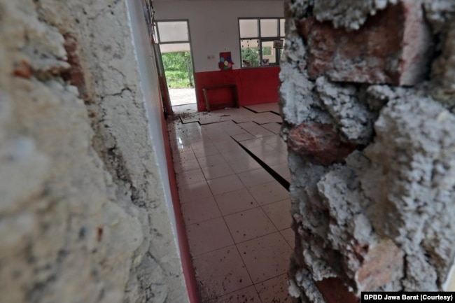 Sebuah sekolah dasar rusak berat akibat terjadinya fenomena pergerakan tanah di Desa Cibedug, Kecamatan Rongga, Kabupaten Bandung Barat, terlihat merekah. (Foto: BPBD Jawa Barat)