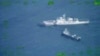 2023年10月22日，一艘菲律宾补给船（左上）在有争议的南中国海驶近一艘中国海警船（右上）和一艘中国民兵船只。（美联社照片。由菲律宾武装部队提供）