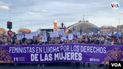 Feministas marchan por el Día Internacional de la Mujer, en Madrid, frente a la estación de tren de Atocha, el 8 de marzo de 2023