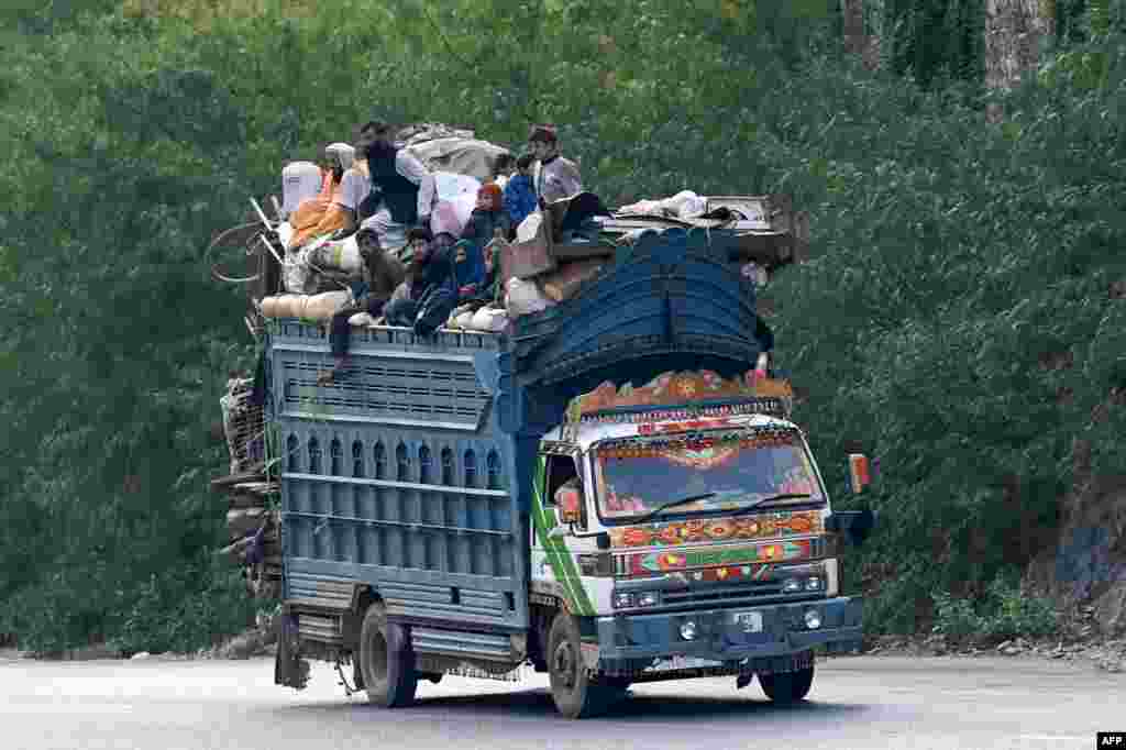 Afghan refugees arrive in trucks to cross the Pakistan-Afghanistan border in Torkham.&nbsp;Islamabad has given Afghans it has deemed to be living illegally in Pakistan until November 1 to leave voluntarily or face deportation &mdash; an order the Taliban government says amounts to harassment.&nbsp;
