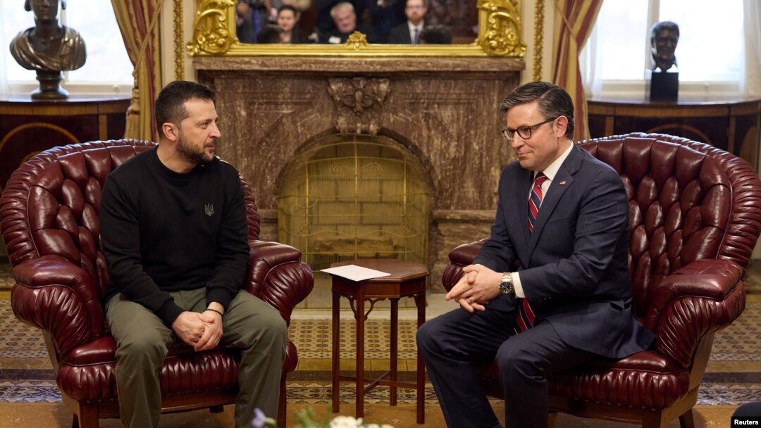 Presiden Ukraina Volodymyr Zelenskyy (kiri) berbicara dengan Ketua DPR AS Mike Johnson dalam pertemuan di Washington, pada 12 Desember 2023. (Foto: Ukrainian Presidential Press Service/Handout via Reuters)