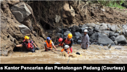 Sedikitnya 34 orang tewas dan 16 lainnya hilang setelah banjir bandang dan aliran lahar dingin dari Gunung Marapi menerjang Kabupaten Agam dan Tanah Datar, Sumatra Barat pada Sabtu (11/5). (Foto: Dok Humas Kantor Pencarian dan Pertolongan Padang)