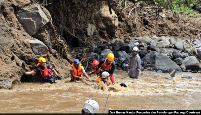 Sedikitnya 34 orang tewas dan 16 lainnya hilang setelah banjir bandang dan aliran lahar dingin dari Gunung Marapi menerjang Kabupaten Agam dan Tanah Datar, Sumatra Barat pada Sabtu (11/5). (Foto: Dok Humas Kantor Pencarian dan Pertolongan Padang)