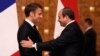 Presiden Prancis Emmanuel Macron (kiri) dan Presiden Mesir Abdel-Fattah El-Sisi berjabat tangan di akhir konferensi pers bersama di Kairo, pada 25 Oktober 2023. (Foto: Christophe Ena/Pool/AFP)