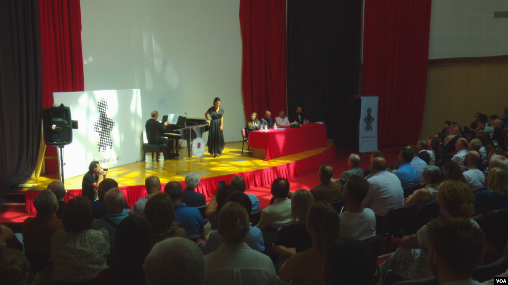 Hapet seminari për gjuhën, letërsinë dhe kulturën shqiptare në Kosovë