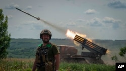 乌克兰军队在巴赫穆特地区向俄罗斯军队阵地发射多管火箭。(2023年6月21日）