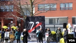 3月23日，多倫多支持中國國運會（以下簡稱TADC）於中國駐多倫多領事中心進行示威抗議活動。 （美國之音 張真瑜）