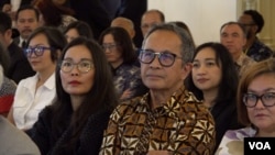 Michael Dompas (baju batik), diaspora Indonesia yang sudah lama menetap di AS.