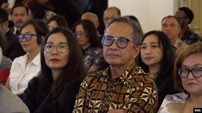 Michael Dompas (baju batik), diaspora Indonesia yang sudah lama menetap di AS.