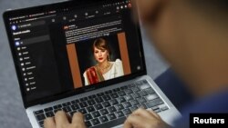 Seorang siswa membaca postingan Facebook di kelas "Studi Selebriti: Taylor Swift dalam Fokus" di Universitas Filipina Diliman dengan gambar AI Taylor Swift yang digambarkan sebagai mahasiswa pascasarjana, di Kota Quezon, Manila, Filipina, 22 Februari. 2024. (REUTERS/Eloisa Lopez)