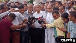 ঢাকার নিটর হাসপাতাল পরিদর্শন শেষে সাংবাদিকদের সঙ্গে বিএনপি মহাসচিব মির্জা ফখরুল ইসলাম আলমগীর। ৮ আগস্ট, ২০২৪।