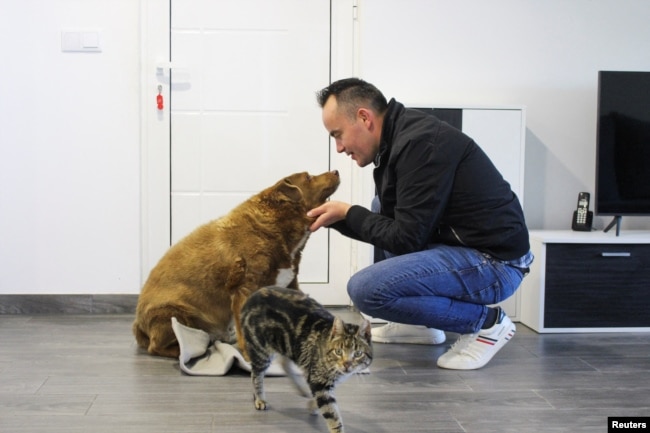 Leonel Costa acaricia a su longevo perro, Bobi, en Leiria, Portugal, el 4 de febrero de 2023. REUTERS/Catarina Demony