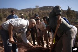 Kaburi linachimbwa kuwazika waliofariki kutokana na tetemeko la ardhi katika kijiji cha Ouargane, karibu na Marrakech, Morocco, Sept. 9, 2023.