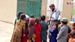 یو ګوزڼ وهلی افغان له کورنیو غواړي چې خپل ماشومان واکسین کړي 