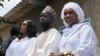 Le nouveau président sénégalais entouré de ses deux femmes, Marie et Absa.