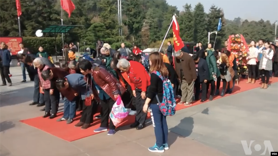 近年每逢毛泽东冥诞或忌日，大批中国民众到其湖南韶山故居祭拜这位已故独裁者 (美国之音/叶兵)