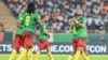 Les joueurs camerounais célèbrent le premier but de leur équipe lors du match de football du groupe C de la Coupe d'Afrique des Nations au Stade Charles Konan Banny à Yamoussoukro le 15 janvier 2024.