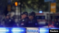 Arhiva - Policaci ispred policijskog vozila tokom akcije u Beogradu